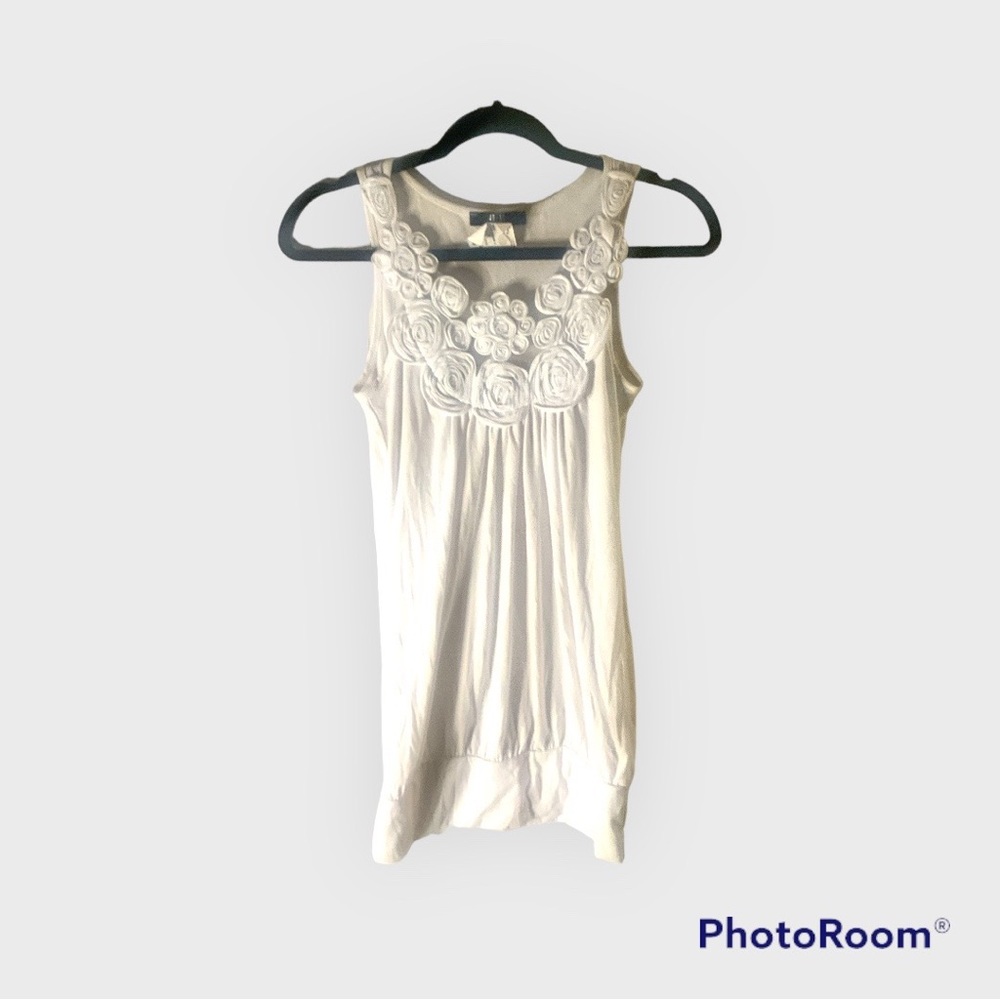 B‎ & B Apparel White Ribbon Floral Top Sz. Small.